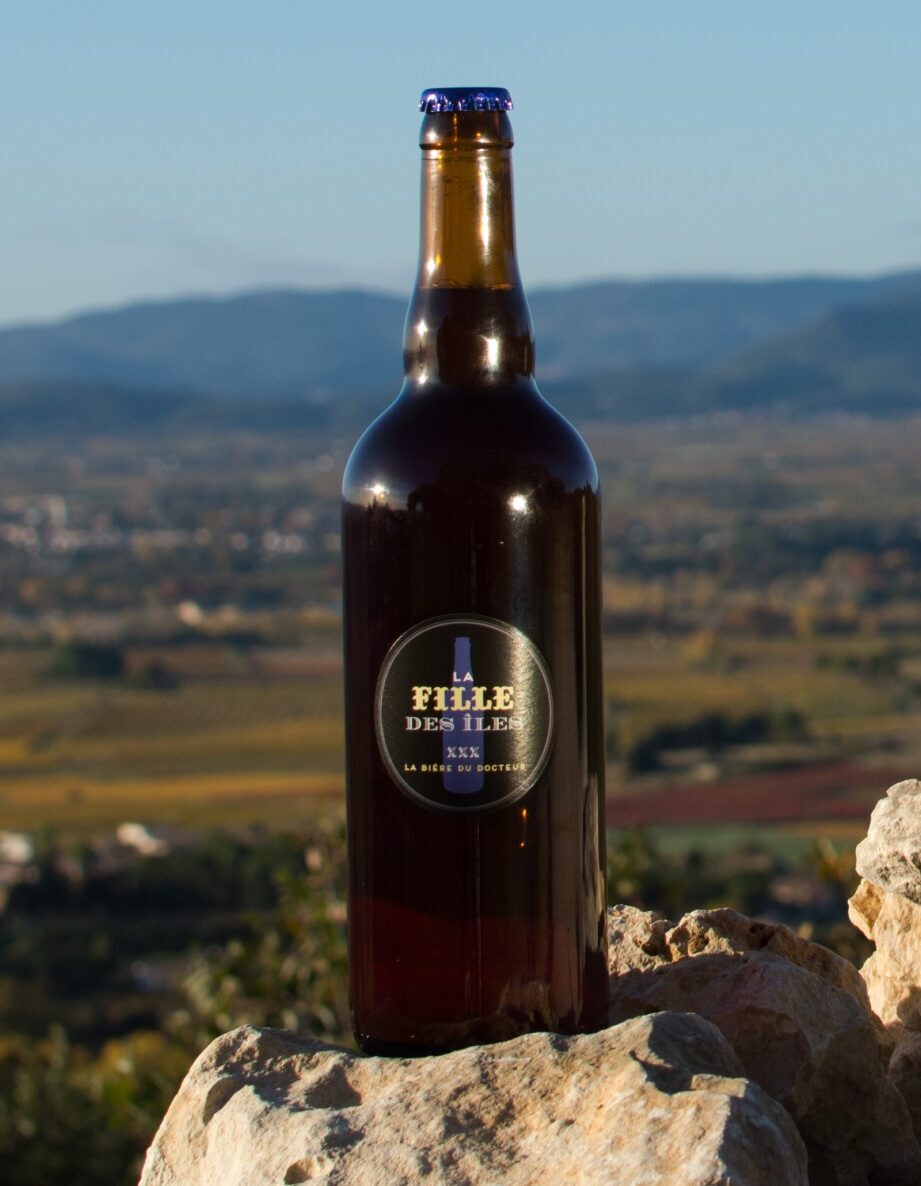 La fille des Ã®les devant les collines