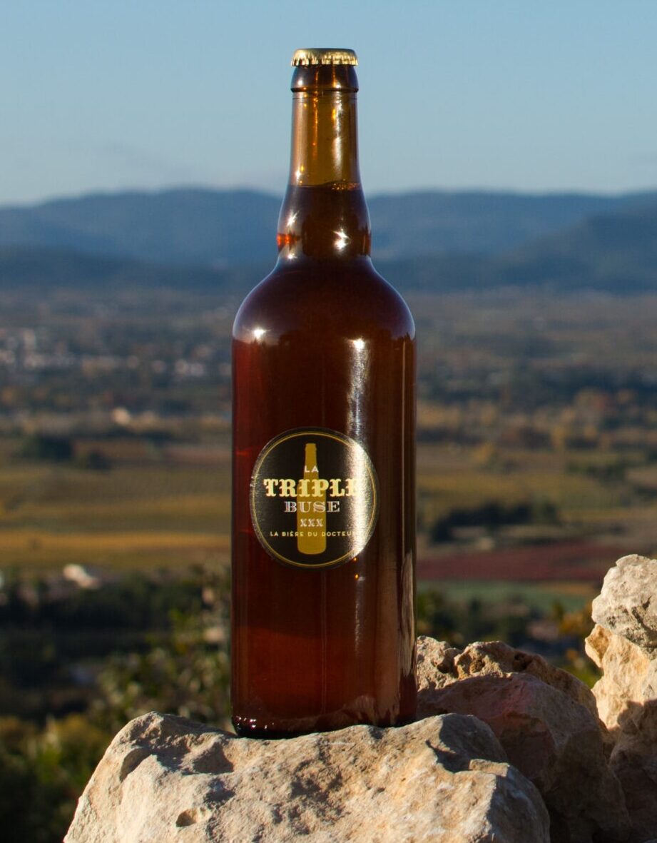 La triple buse devant les collines