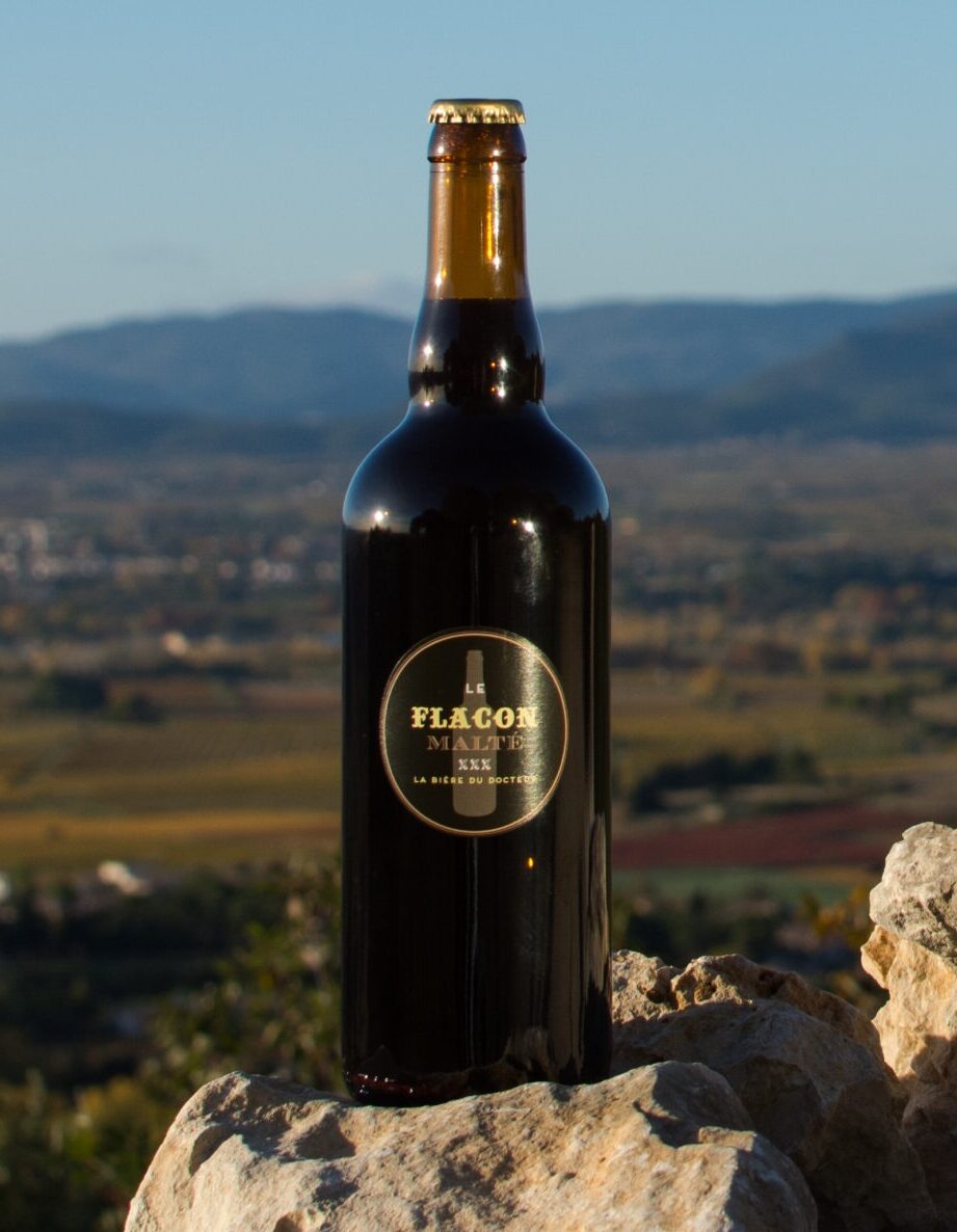 Le flacon maltÃ© devant les collines