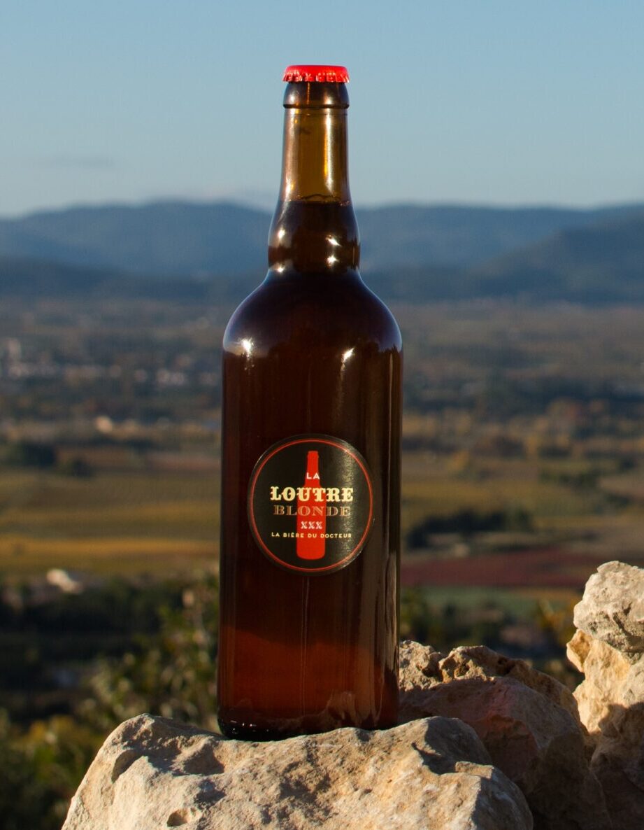 La loutre blonde devant les collines